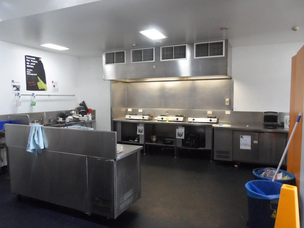Base Brisbane Embassy Hostel Екстериор снимка